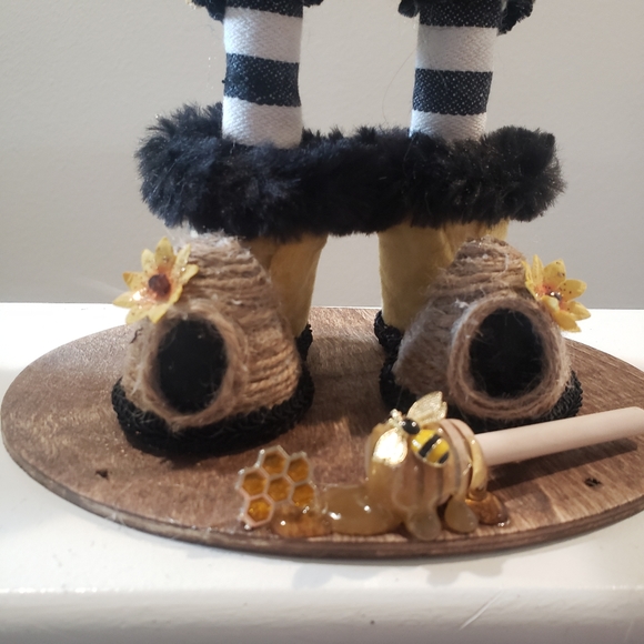 Bee Decor/ sunflower & bee gnome - Picture 12 of 13